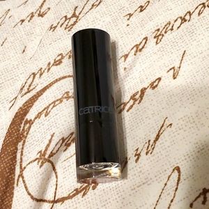 Catrice lipstick "berry bradshaw"
